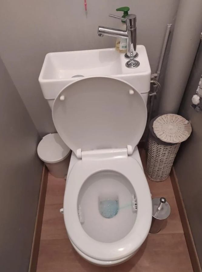 Kompaktná kúpeľňa s toaletou a umývadlom. Praktické využitie malého priestoru.