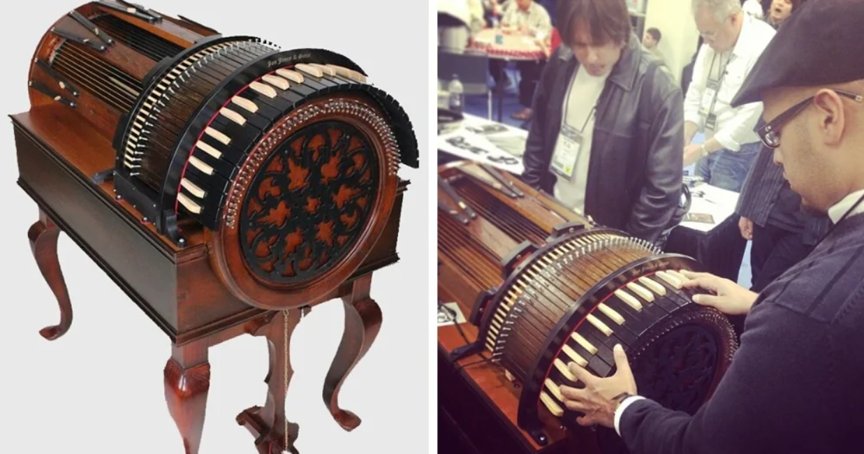 Historický mechanický hudobný nástroj na výstave, obklopený nadšenými návštevníkmi.