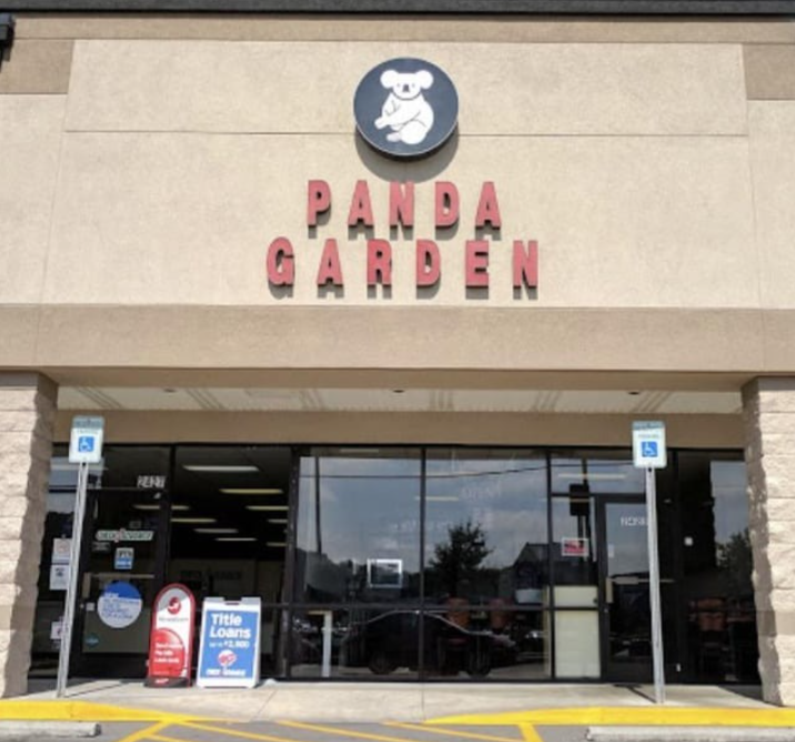 Vchod do reštaurácie Panda Garden s jasným nápisom a obdĺžnikovými oknami.