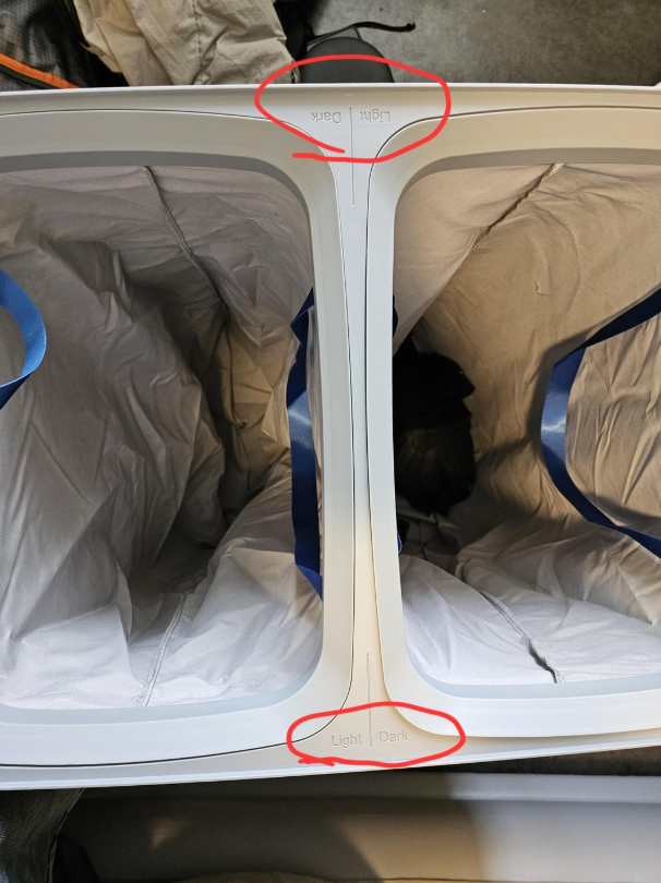 Dvojitý kôš na prádlo: ľahká a tmavá komora s textom Light a Dark.