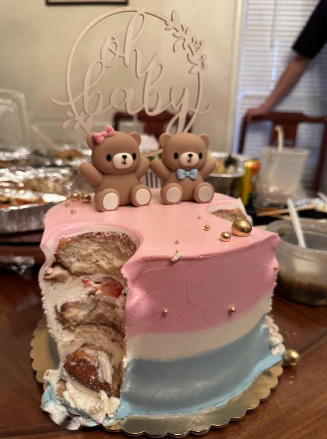 Dvojfarebná torta s medvedíkmi a ozdobou Oh baby na oslavu bábätka, s výsekom odhaľujúcim vrstvy plnenia.