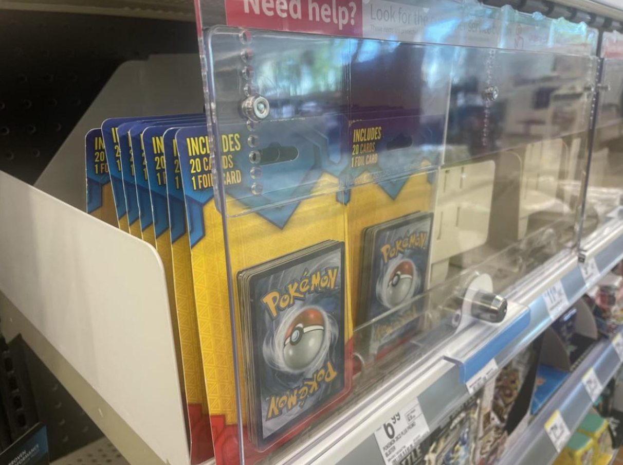 Pokémon kartičky v plastovom obale na predaj v obchode. Balíček obsahuje 20 kariet vrátane jednej fóliovej.