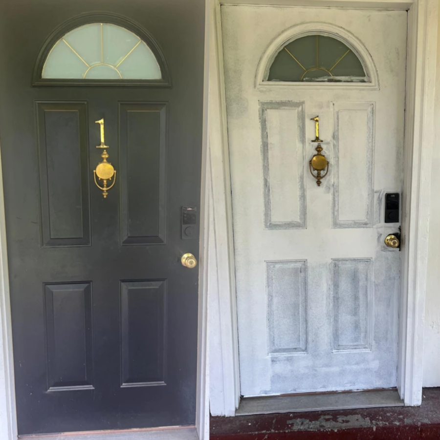 Dve vchodové dvere vedľa seba: jedny čierne a druhé biele, s dekoratívnymi klopadlami.