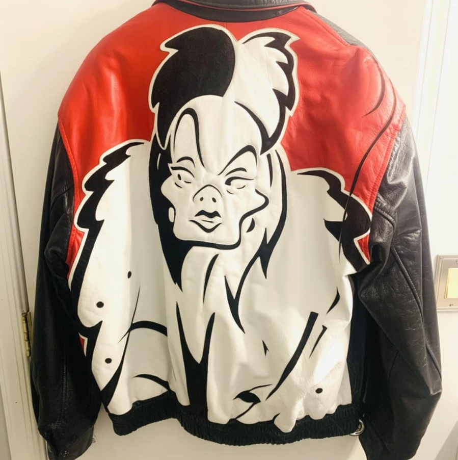 Kožená bunda s výrazným čierno-bielym motívom tváre na červenom pozadí.