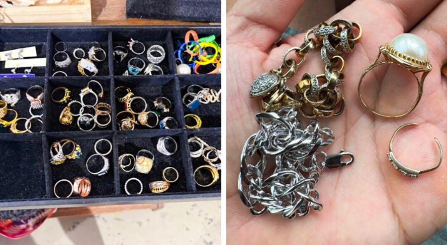 Zásuvka s rôznymi prsteňmi a náramkami vedľa ruky držiacej zlaté a strieborné šperky.