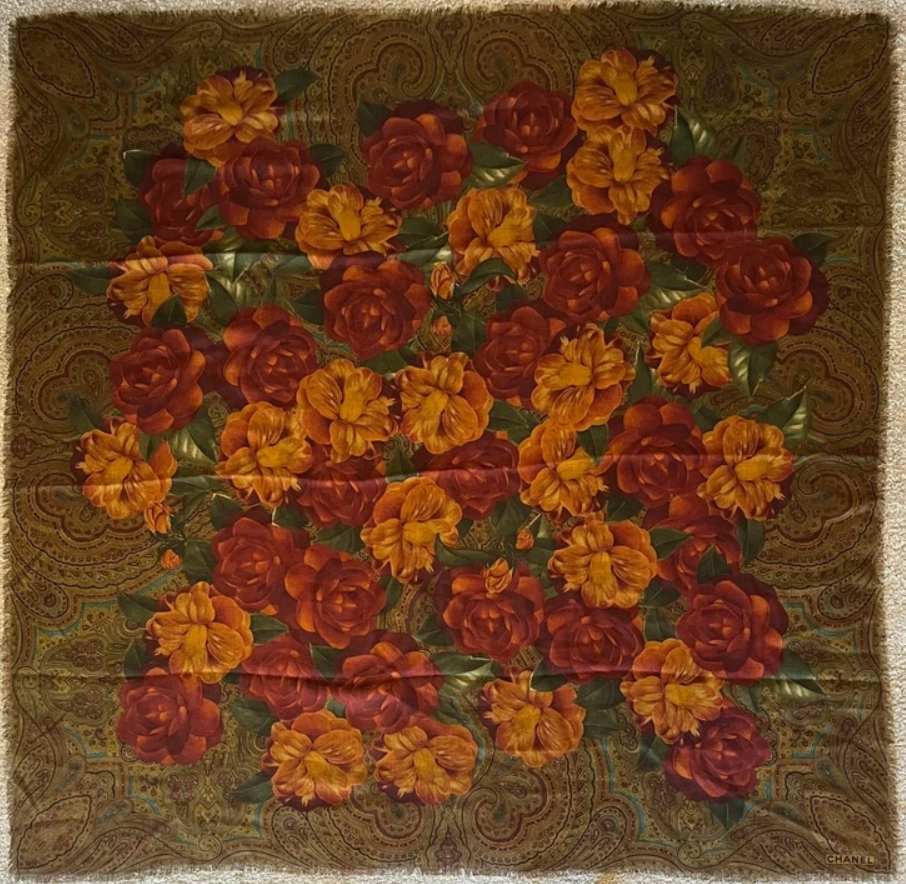 Hodvábna šatka s kvetinovým vzorom červených a oranžových ruží na paisley pozadí.