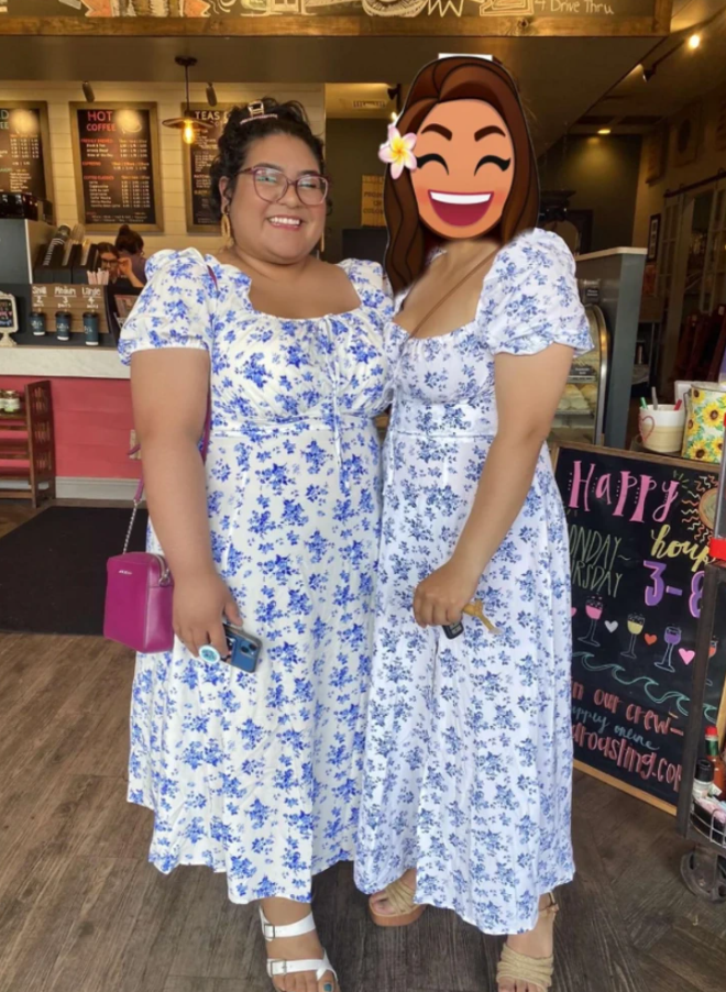 Dve ženy v podobných kvetinových šatách stoja spolu pred kaviarňou s úsmevom na tvári.