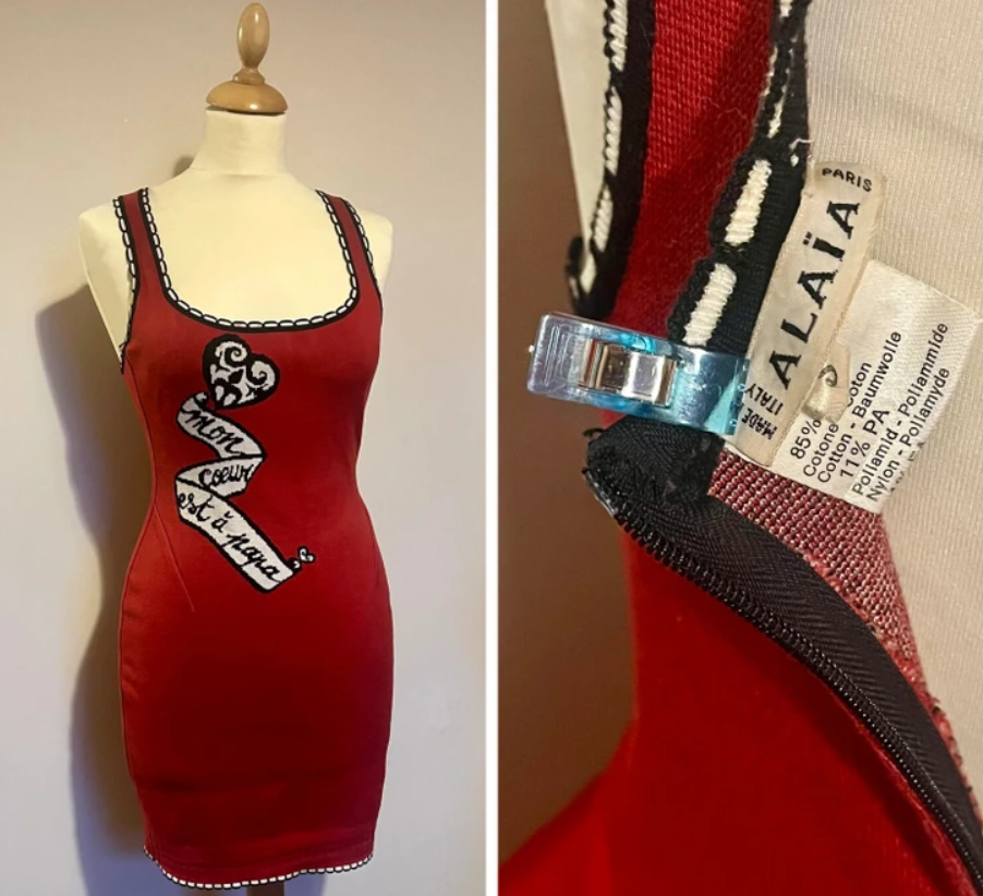 Červené šaty na figuríne s nápisom, detail zipsu a štítka s materiálovým zložením značky Alaïa.