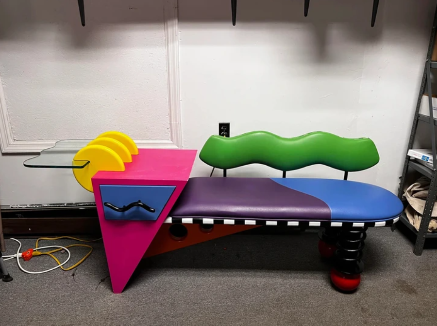 Farebný retro stolek a lavica s unikátnym dizajnom v štýle Memphis.