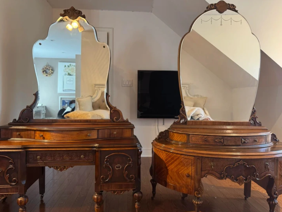 Dva starožitné toaletné stolíky s ozdobnými zrkadlami v interiéri.