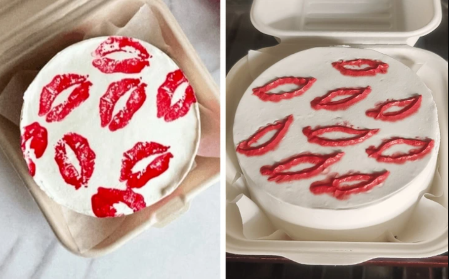 Dva torty s červenými vzormi pier v obaloch na stole.