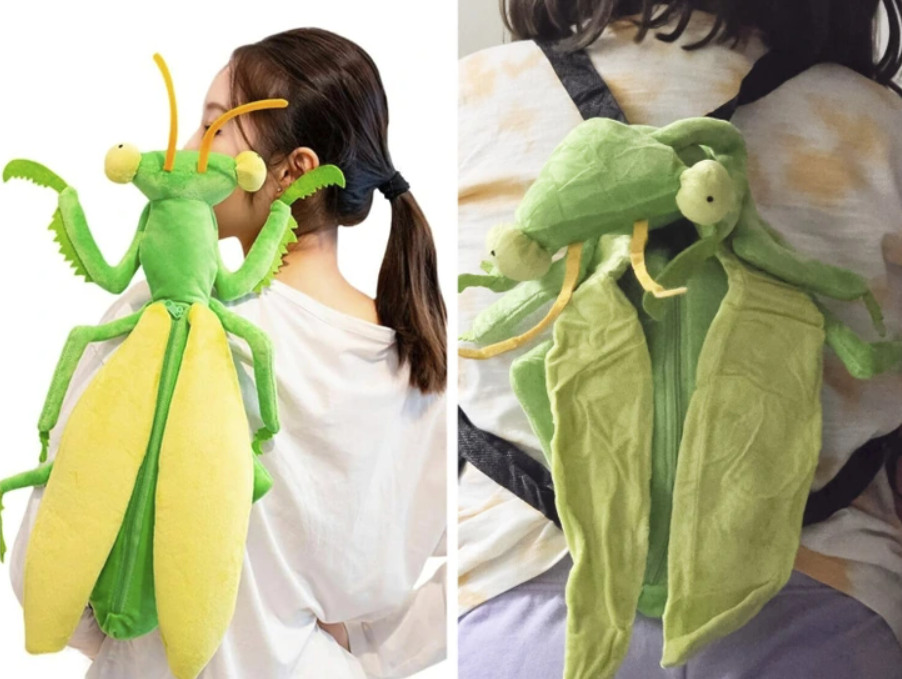 Žena s batohom v tvare modlivky: zábavný a farebný módny doplnok pre milovníkov netradičných štýlov.