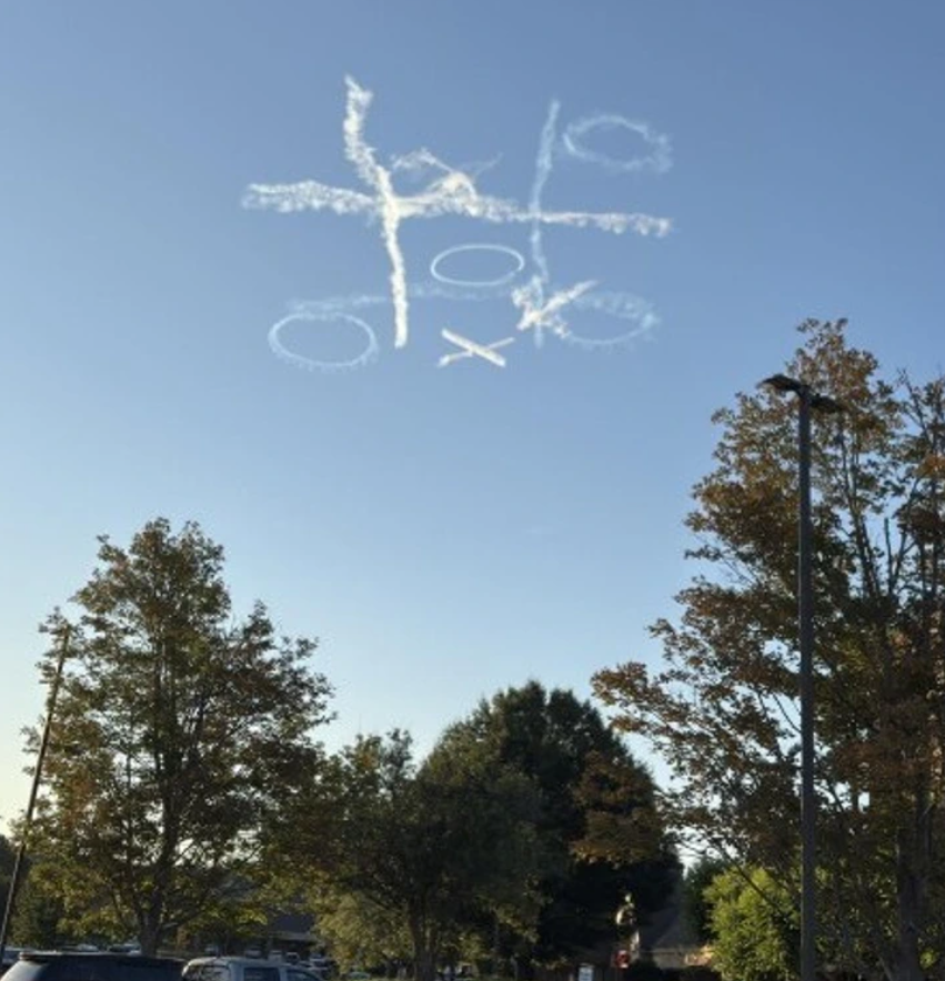 Krížik-kružík na modrom nebi, oblaky vo vzduchu tvoria hraciu plochu obľúbenej hry.