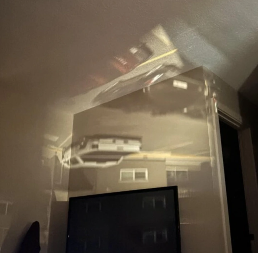 Odraz ulice na stene v izbe cez okno, vytvára zaujímavý vizuálny efekt mestského prostredia v interiéri.