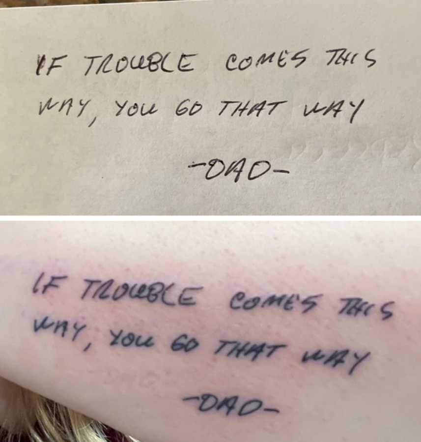 Tetovanie s rukopisom so slovami povzbudenia od otca, vedľa originálnej rukou písanej poznámky.