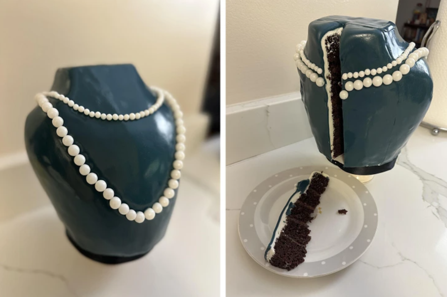 Koláč v tvare buste s modrou polevou a perlovým náhrdelníkom, nakrojený a servírovaný na tanieri.