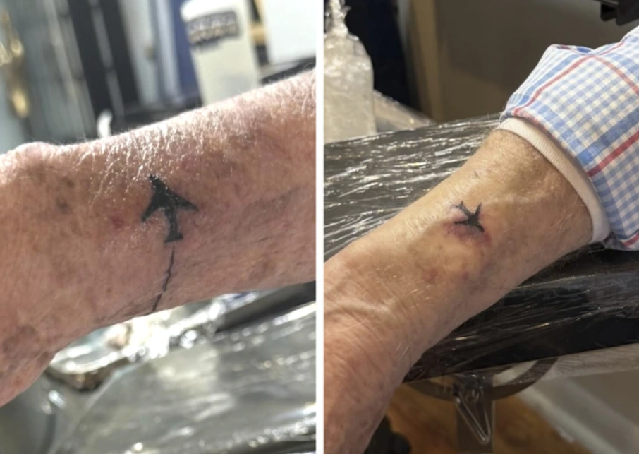 Dve malé tetovania na predlaktí: šípka smerujúca nahor a lietadlo.