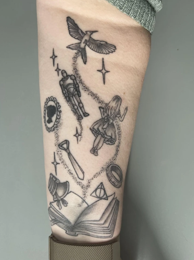 Tetovanie s motívom rozprávkovej knihy, postáv a symbolov, ktoré ilustrujú fantáziu a magický svet.