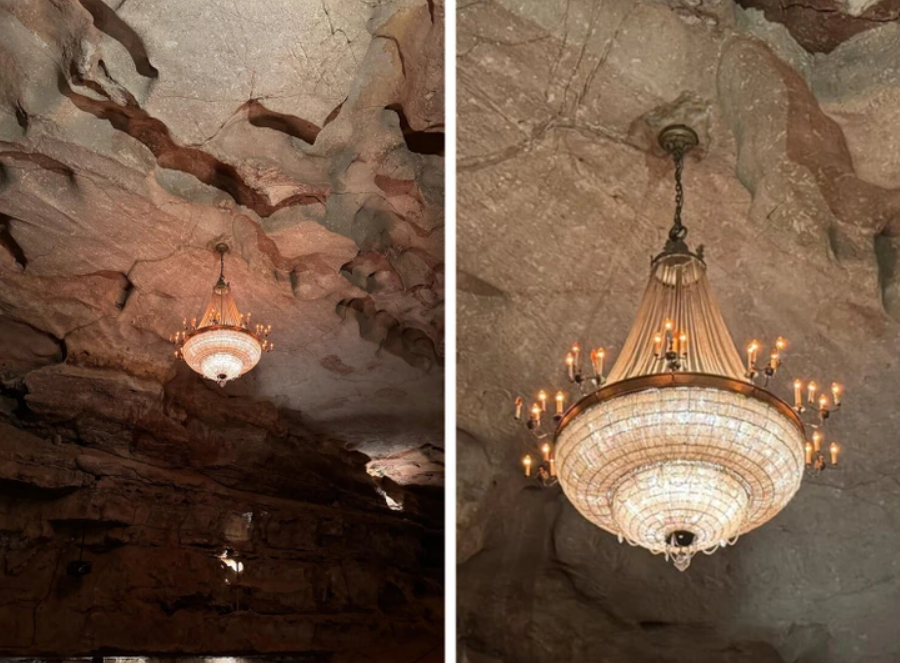 Luster visiaci v jaskyni, elegantne osvetľuje kamennú stropnú štruktúru.