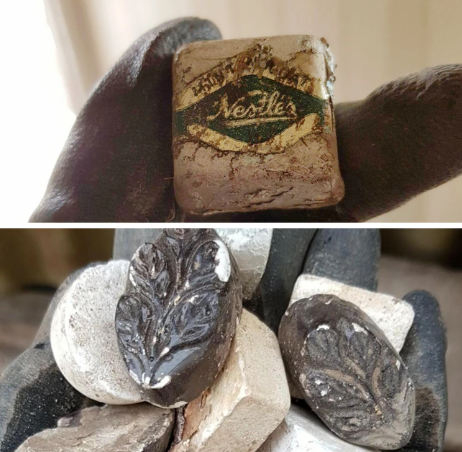 Staré balenia čokolády a formy na pečenie v tvare listov, nájdené počas upratovania historického miesta.