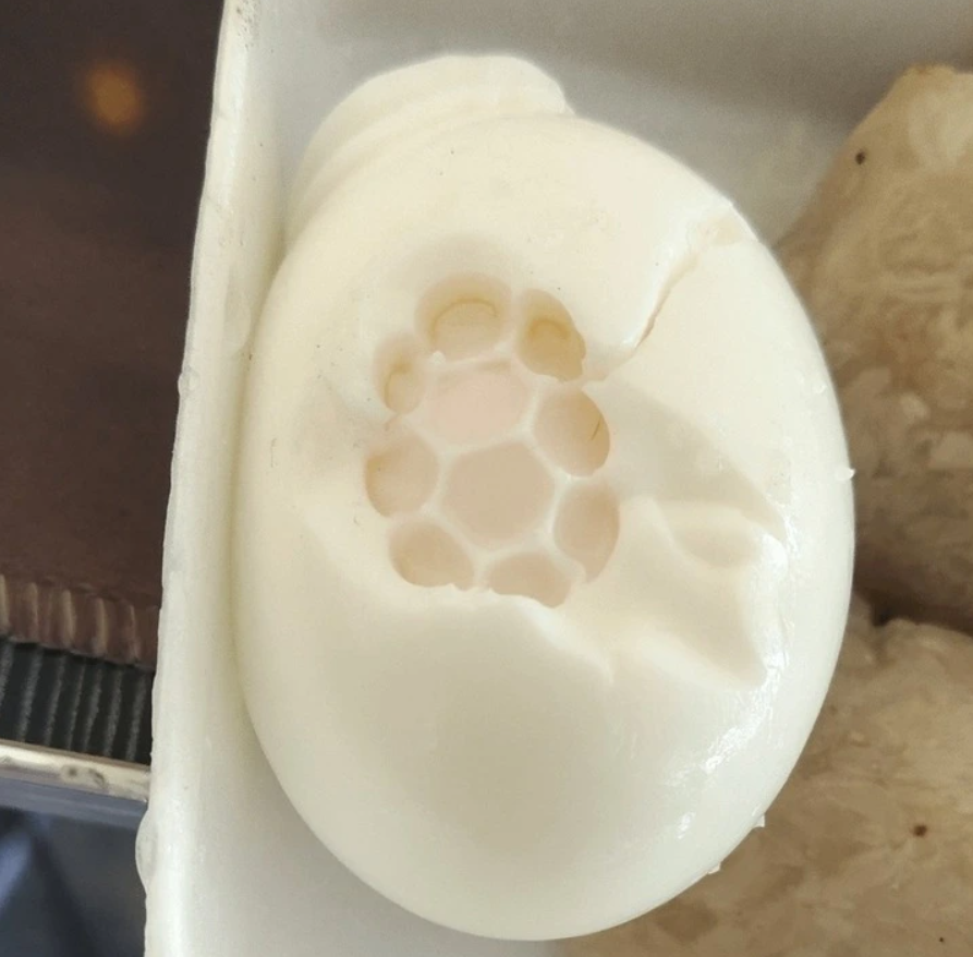 Obrázok uvarenej vajce s prasklinou a vzorom pripomínajúcim korytnačí pancier na povrchu.