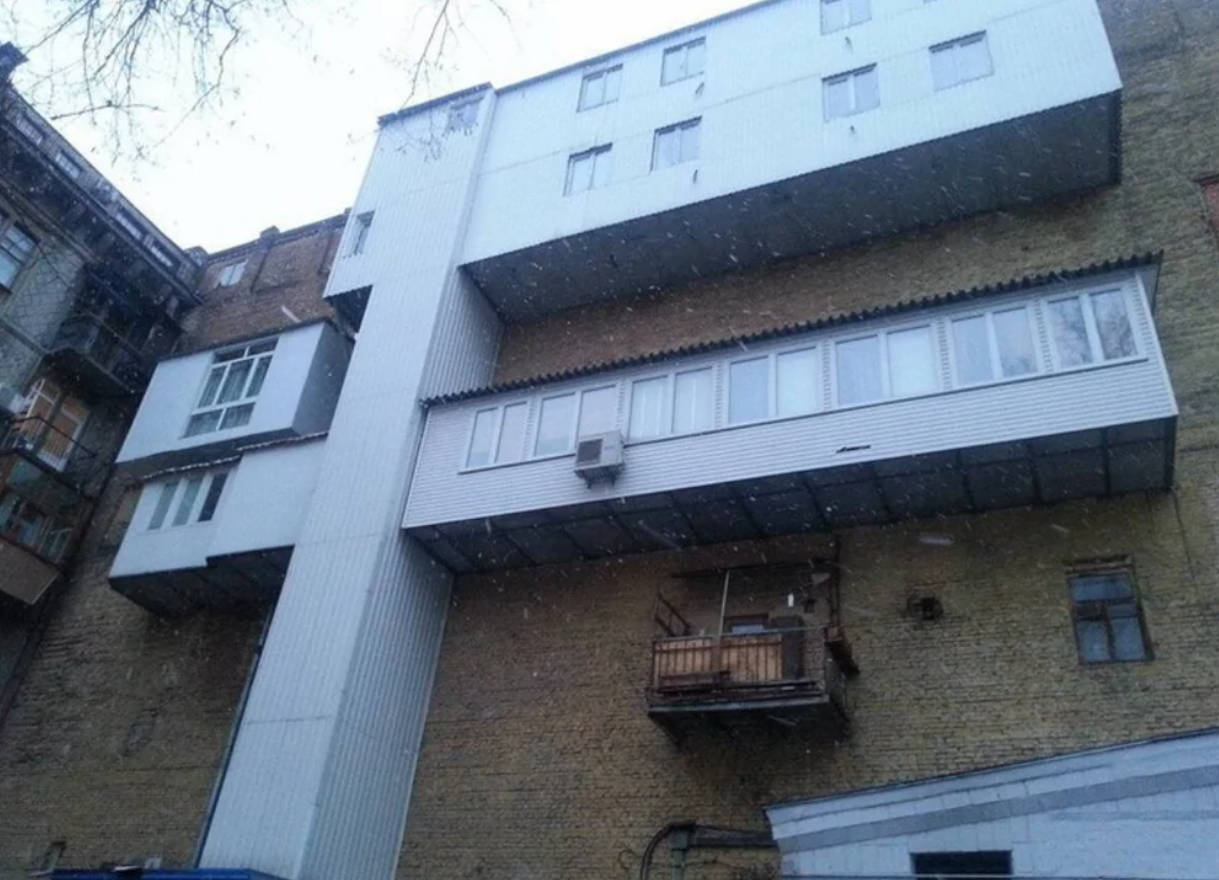 Nevšedná architektúra: Pridávané balkóny na bytovom dome s nezvyčajným dizajnom.