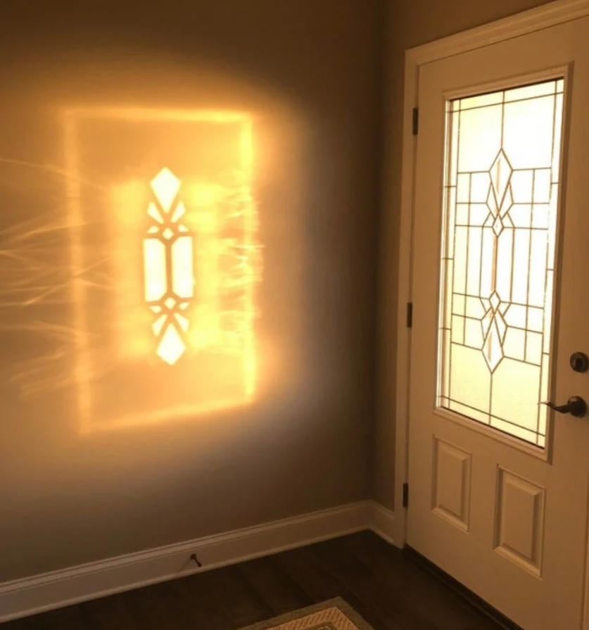 Svetlo prenikajúce sklenenými dverami vytvára na stene jedinečný vzor, ktorý pôsobí teplým a príjemným dojmom.