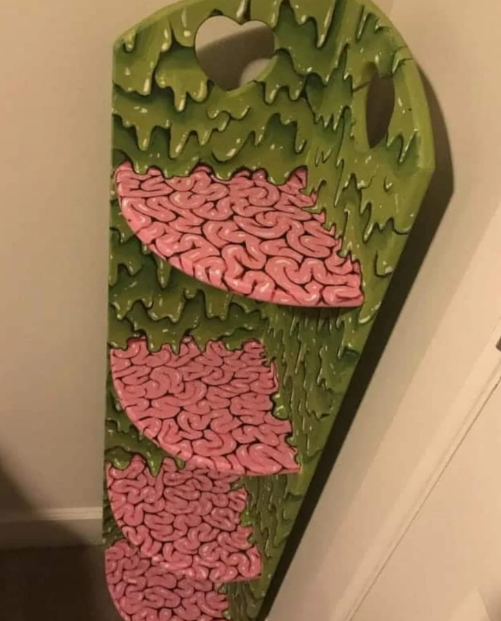 Dizajnová policia s ružovými mozgovými vzormi a zeleným pozadím, moderný interiérový doplnok.