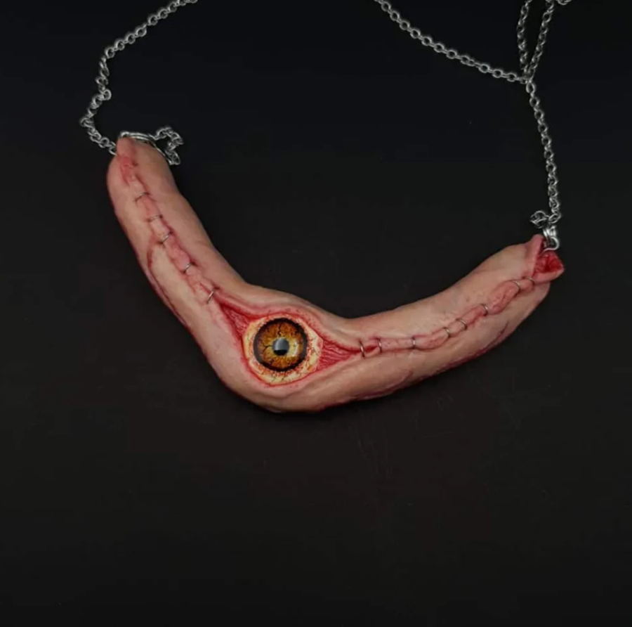 Náhrdelník s realistickým očkom a stehom vytvára mystickú, gotickú atmosféru. Perfektný pre milovníkov hororu.