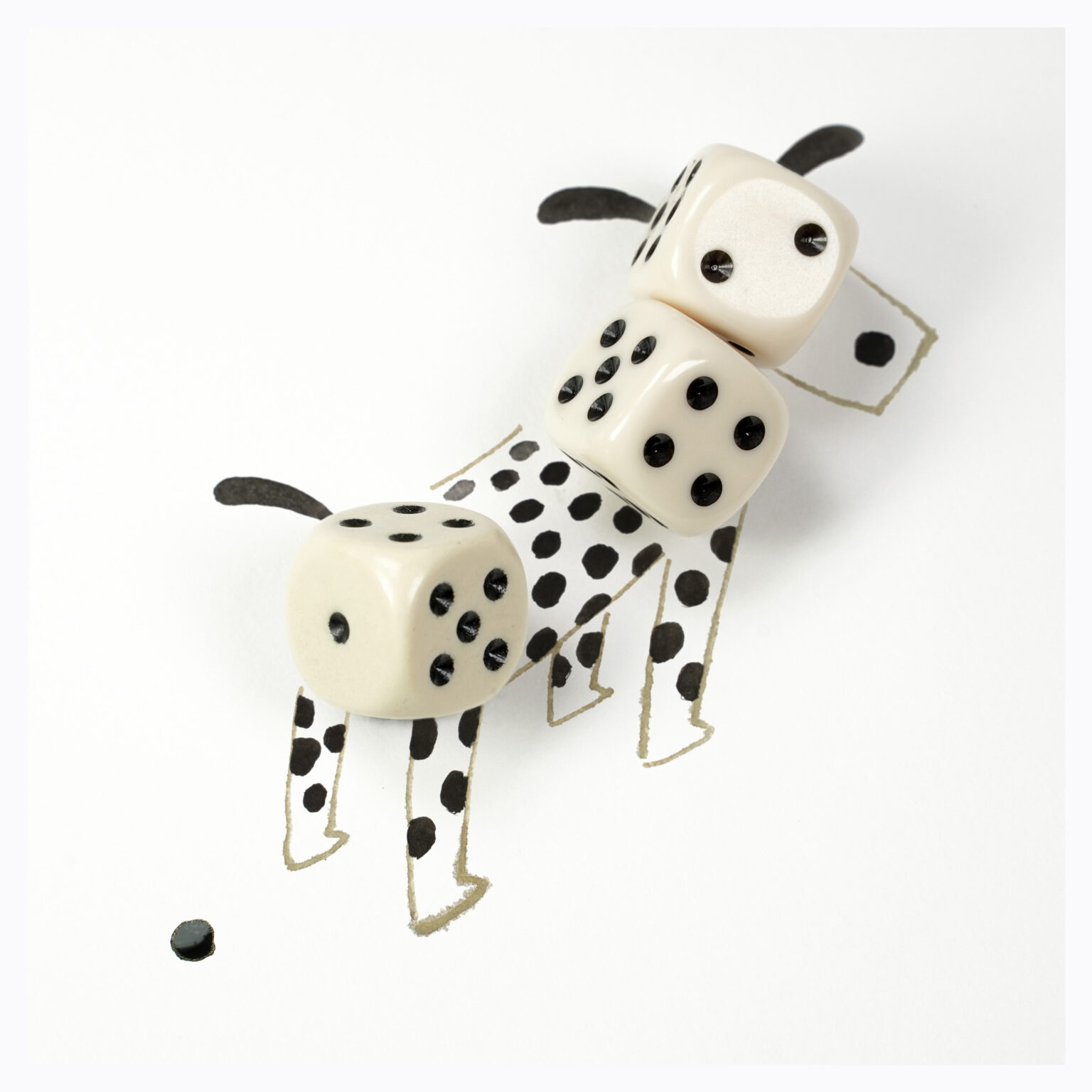 Kreslený dalmatín s telom z kociek na bielom pozadí. Kreatívna kombinácia kresby a reálnych objektov.