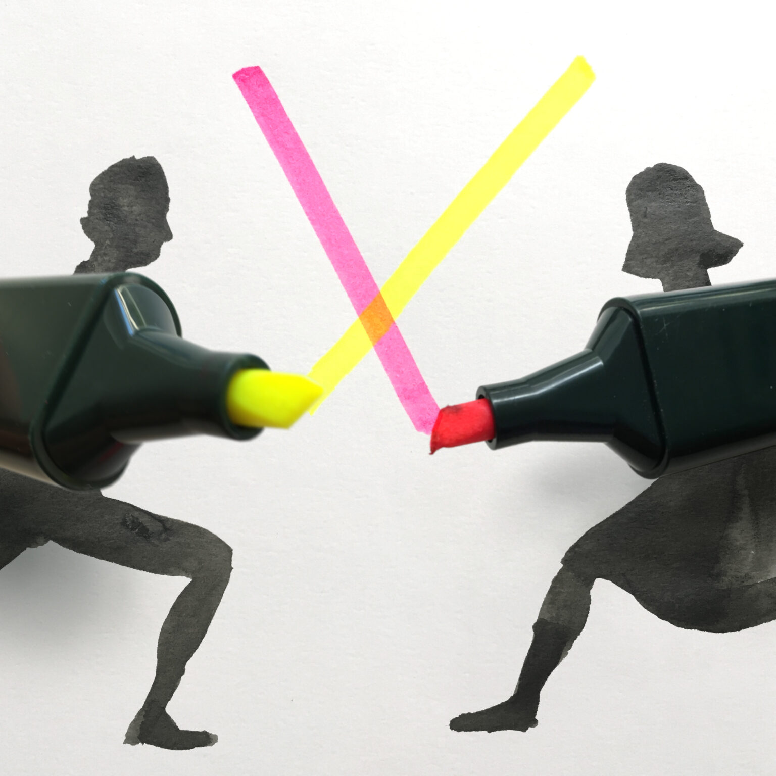 Dva zvýrazňovače, žltý a červený, tvorí krížené svetelné meče, pozadia sú čierne siluety držiace polohu.