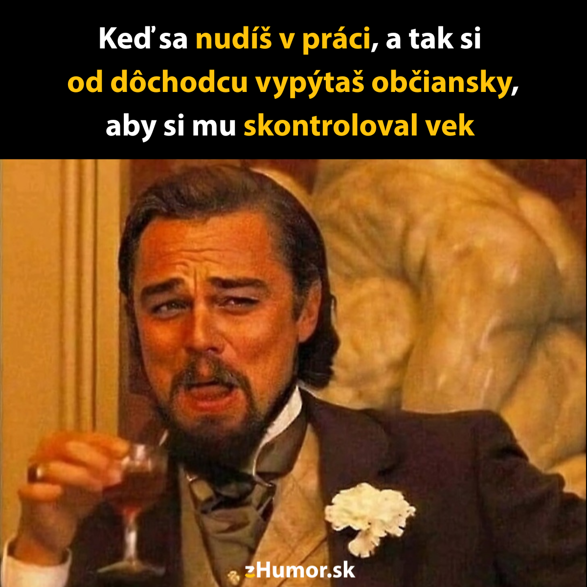 Zábavný meme s mužom v obleku, ktorý ironicky drží pohár. Text hovorí o kontrole veku dôchodcu z nudy.