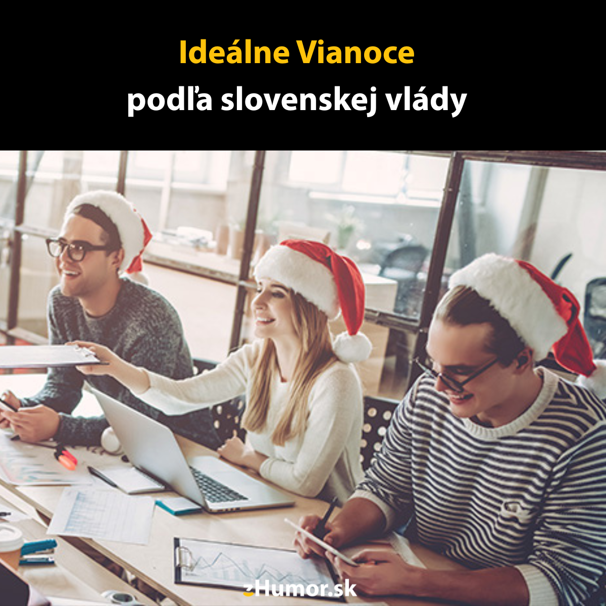 Traja ľudia s čiapkami Santa Clausa pracujú pri stole s notebookom, oslavujú Vianoce v kancelárii.