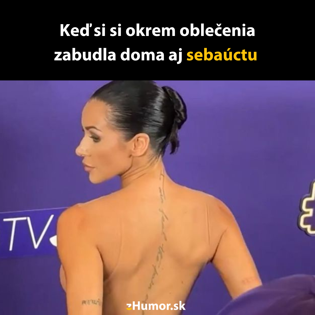Osoba s tetovaniami na chrbte pózuje, oblečená v odvážnom stylingu na fialovom pozadí s nápisom humor.sk.