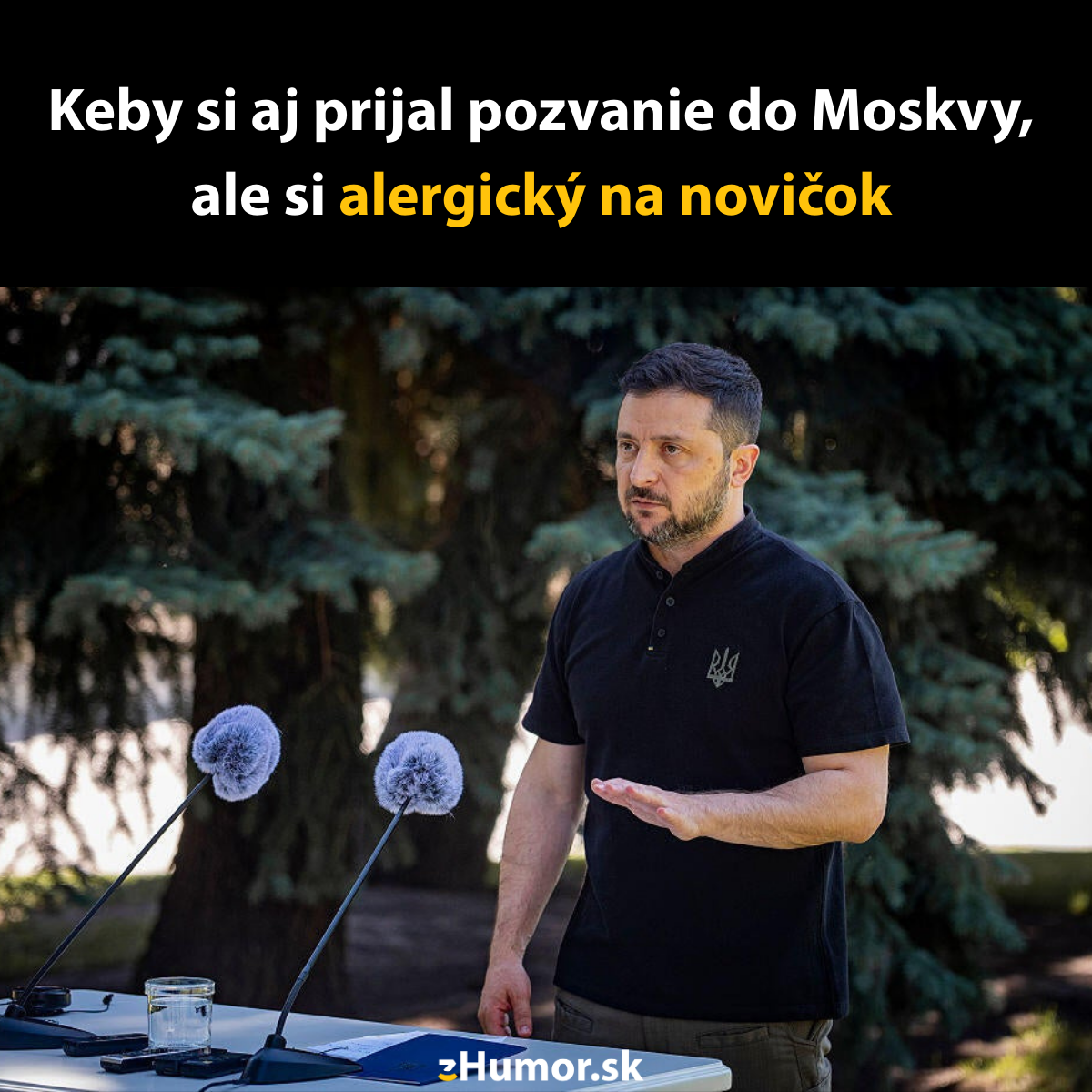 Muž na tlačovej konferencii vonku s textom o alergii na novičok.