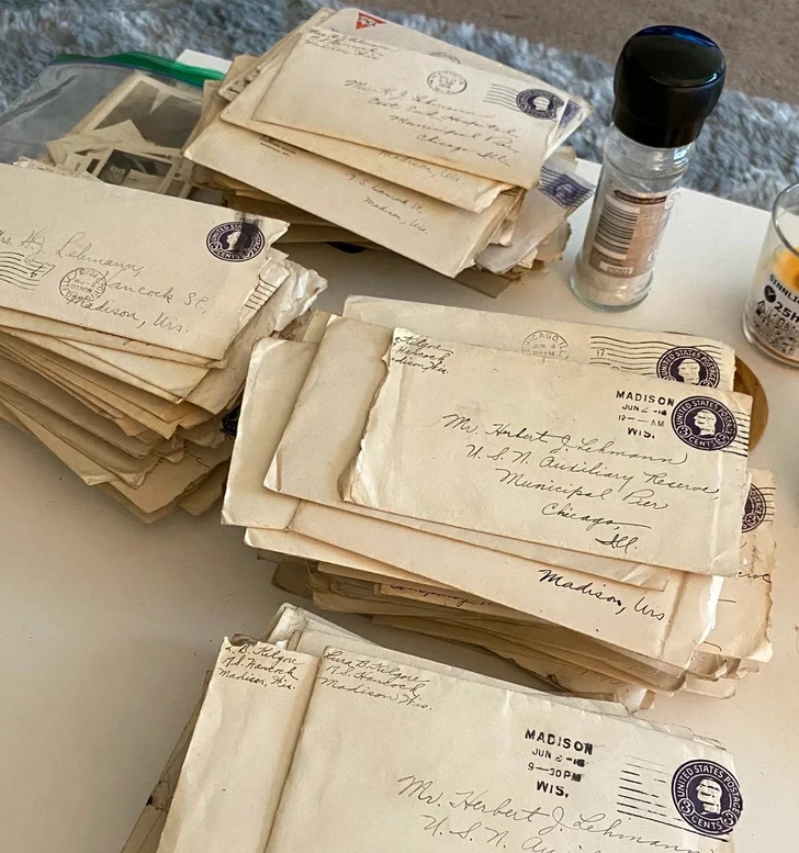 Stohy starých rukopisných obálok s poštovými známkami zo stola, historická korešpondencia.