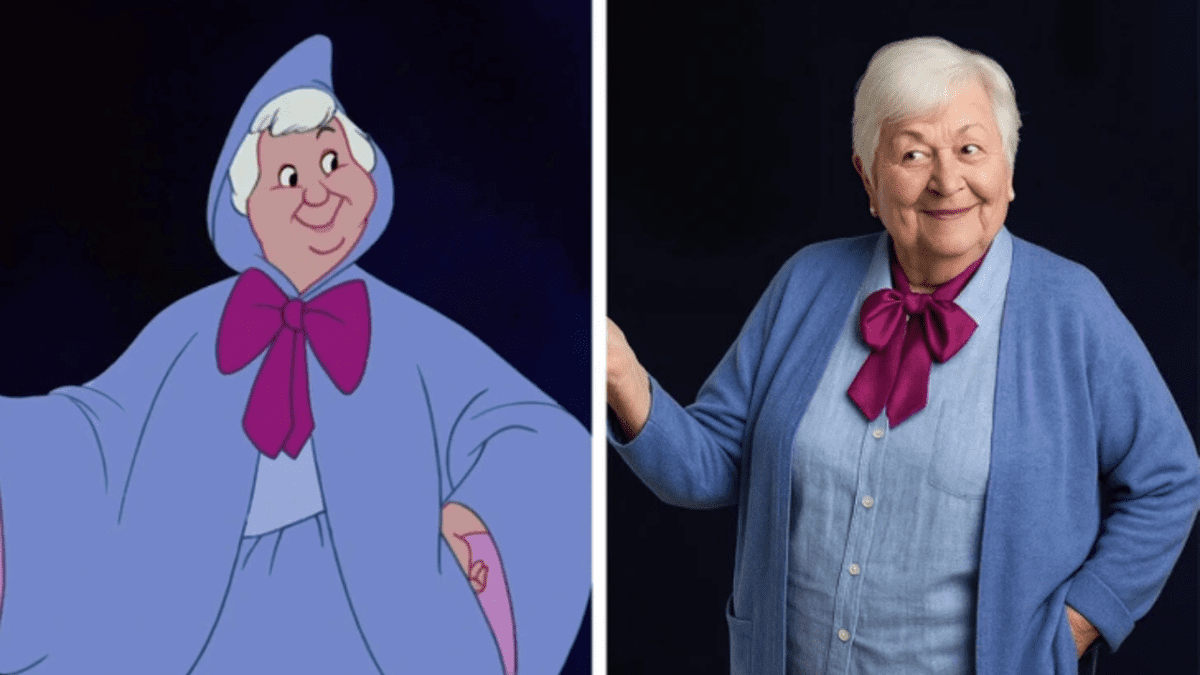 Porovnanie kreslenej postavičky a ženy v modrom oblečení s fialovou mašľou na tmavom pozadí.