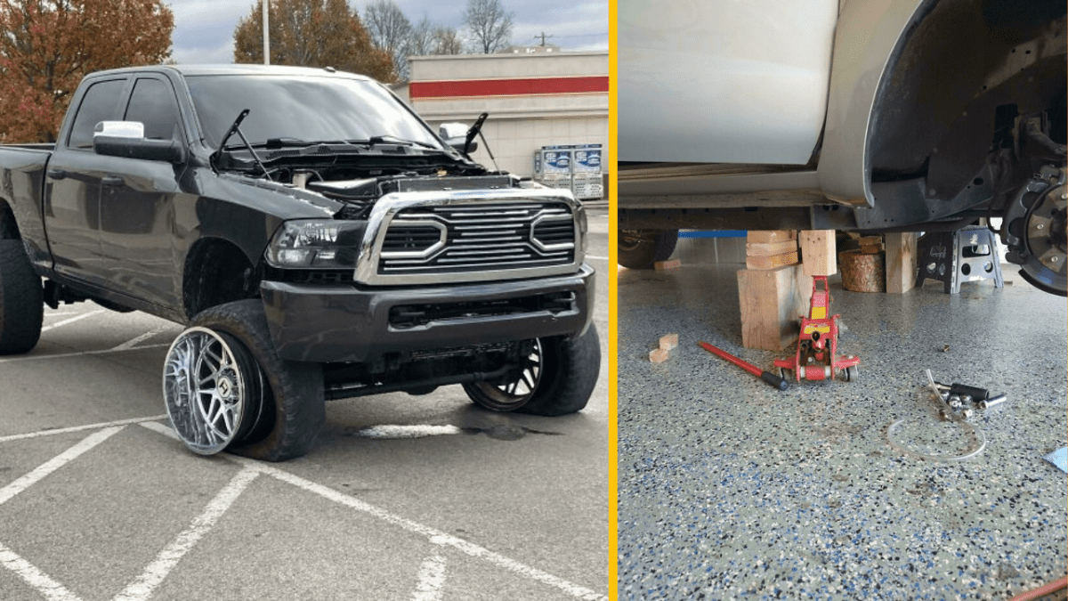 Čierny pikap s demontovanými kolesami na parkovisku, vedľa zdvihák a náradie.