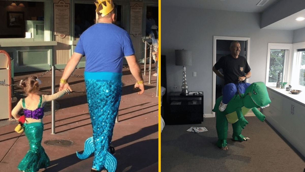 Otec a dcéra oblečení ako morská panna, a muž na nafukovacom dinosaurovi sa smeje v obývacej izbe.