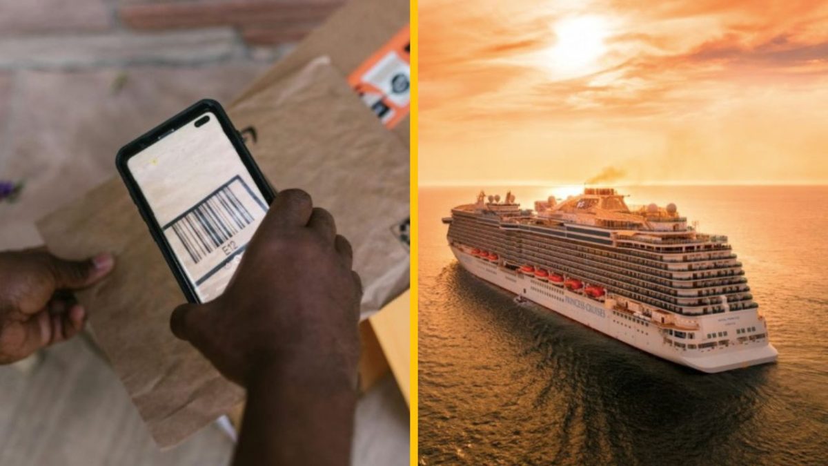 Oskenovanie čiarového kódu mobilom a plavba výletnou loďou pri západe slnka na mori.