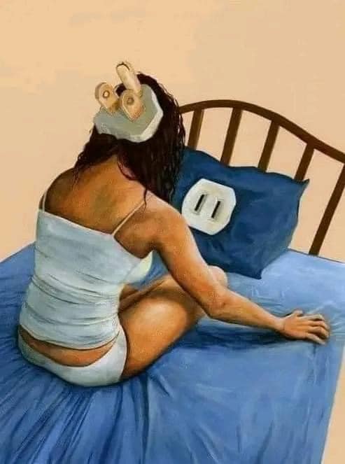 Žena s hlavou ako elektrická zástrčka sedí na posteli s vankúšom, ktorý vyzerá ako elektrická zásuvka.