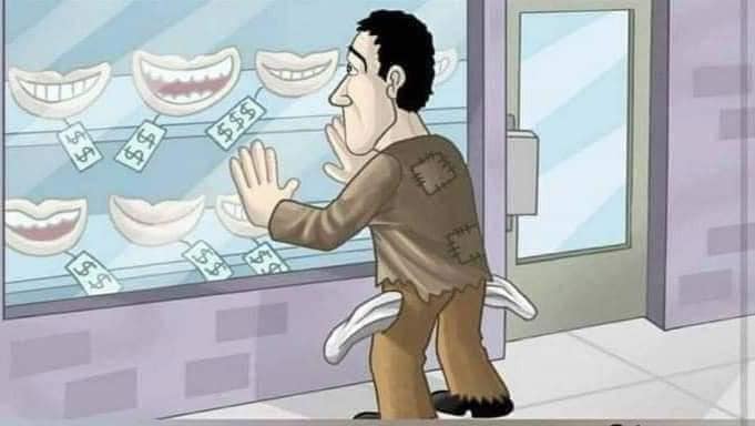 Muž v ošúchanom oblečení túžobne hľadí do výkladu na umelé zuby označené cenovkami.