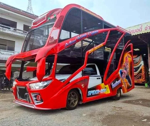 Unikátne auto s motívom superhrdiny, červené s pútavým dizajnom vrátane pavučiny.