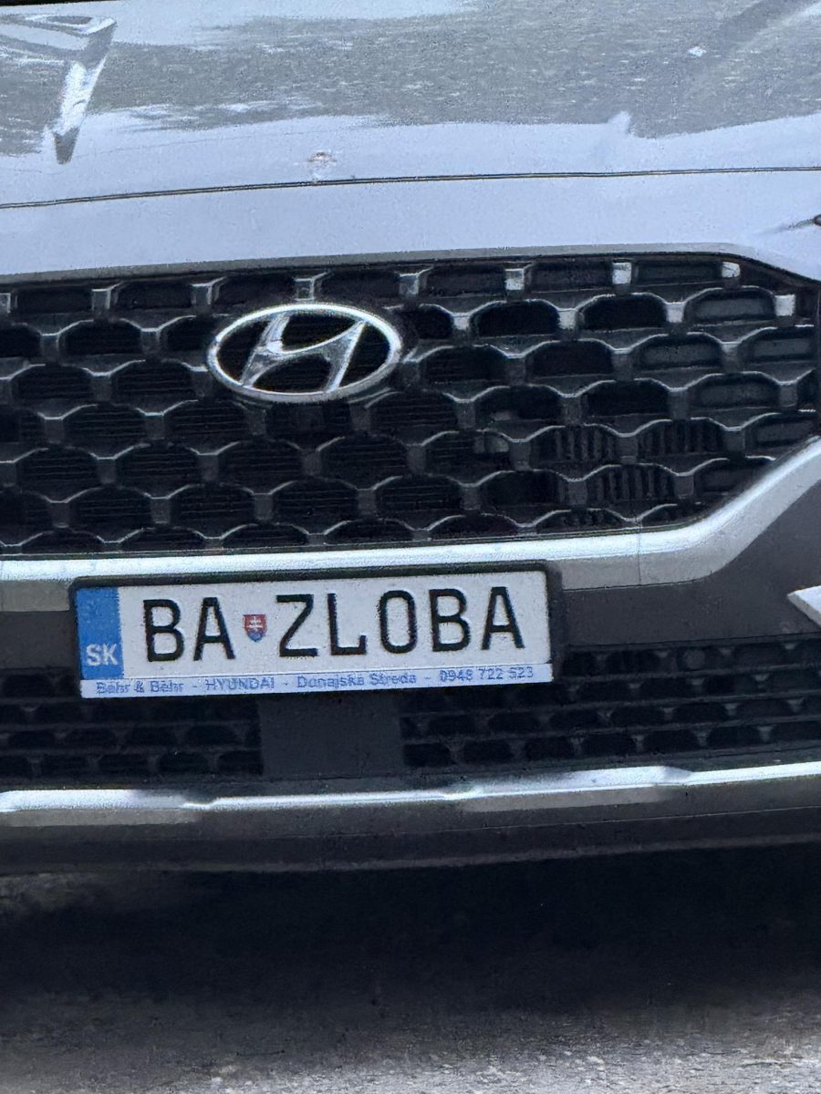 Štýlový predok auta Hyundai so ŠPZ s nápisom BA ZLOBA.