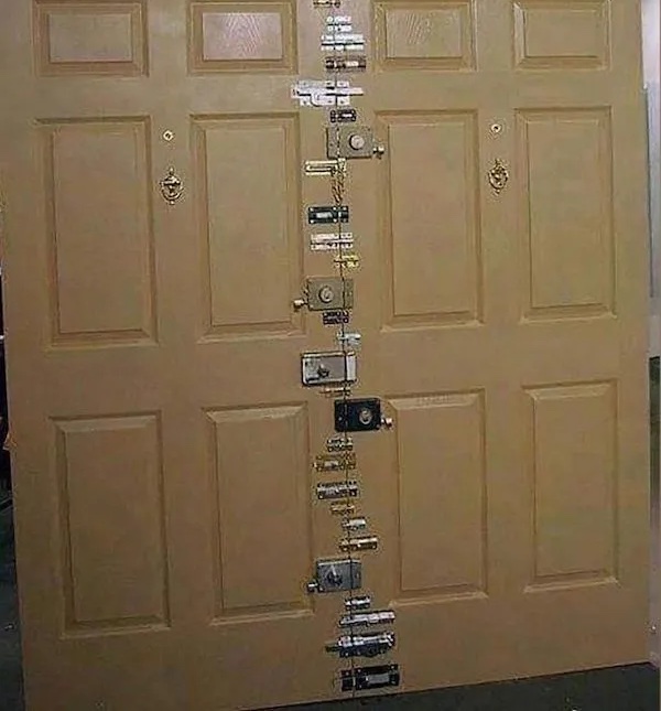 Dvere s množstvom zámkov symbolizujúcich extrémne zabezpečenie a ochranu.