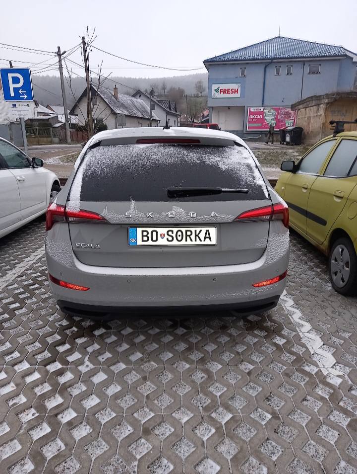 Škoda Scala zaparkovaná na zasneženom parkovisku, s poznávacou značkou BO SORKA.