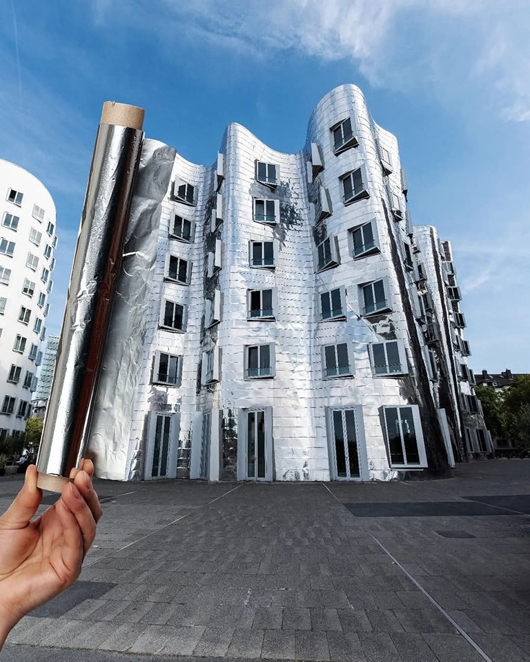 Moderná architektúra s metalickým povrchom pripomína valcovanú fóliu za jasného dňa.