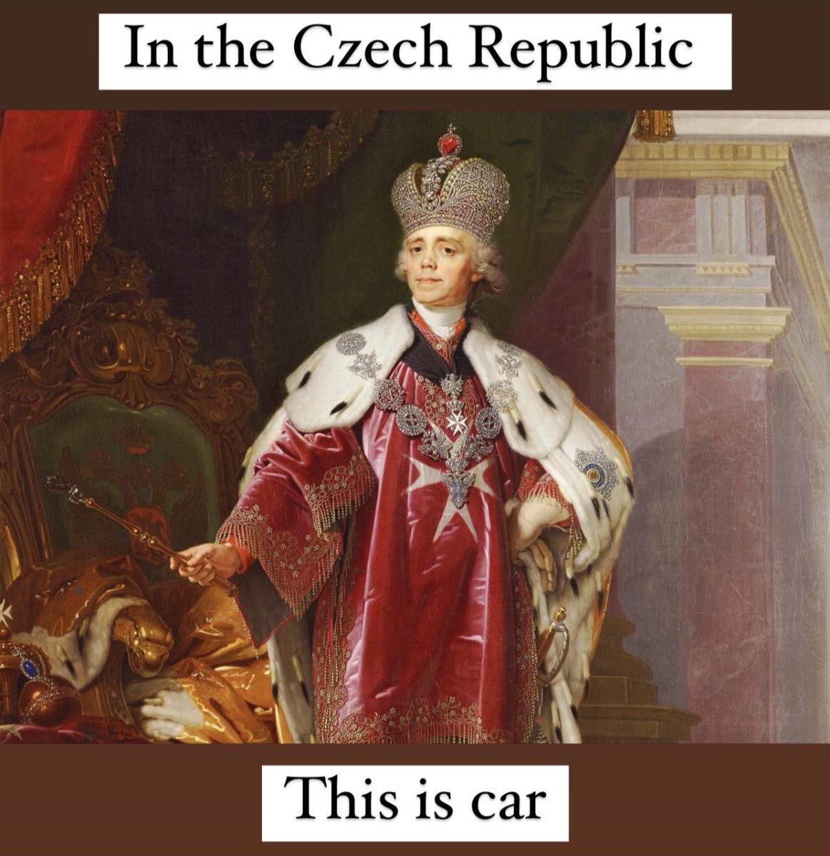 Obrázok kráľa v červenom rúchu so zaujímavým textom na pozadí.