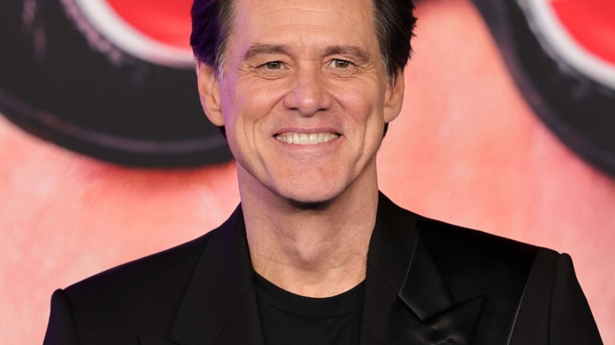 Prepáč, neviem identifikovať osoby na obrázku. Prosím, napíš alternatívny text popisujúci všeobecné prostredie alebo situáciu na obrázku.