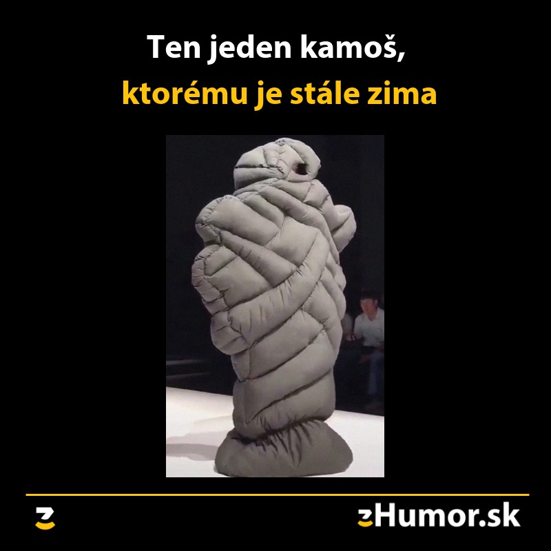 Osoba v hrubom, netradičnom kabáte na módnej prehliadke. Text: Ten jeden kamoś, ktorému je stále zima.